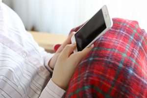 女性　自宅　スマホ閲覧